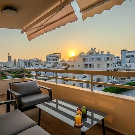 Two Bedroom Apartment, Spacious & Newly Renovated, Three Minutes From The Апартаменти *
