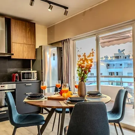 Two Bedroom Apartment, Spacious & Newly Renovated, Three Minutes From The Апартаменти *