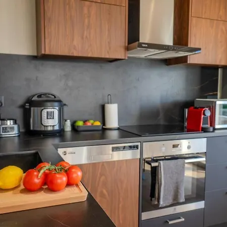 Апартаменти Two Bedroom Apartment, Spacious & Newly Renovated, Three Minutes From The Лімасол
