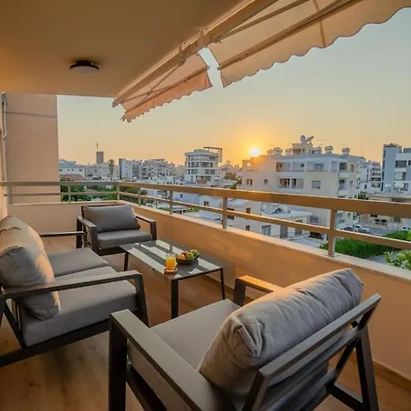 Two Bedroom Apartment, Spacious & Newly Renovated, Three Minutes From The Апартаменти