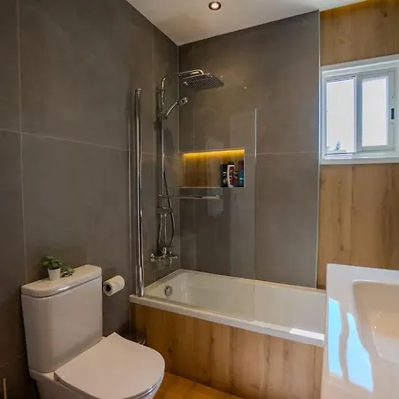Two Bedroom Apartment, Spacious & Newly Renovated, Three Minutes From The Лімасол