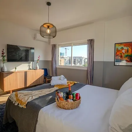 Two Bedroom Apartment, Spacious & Newly Renovated, Three Minutes From The Апартаменти *