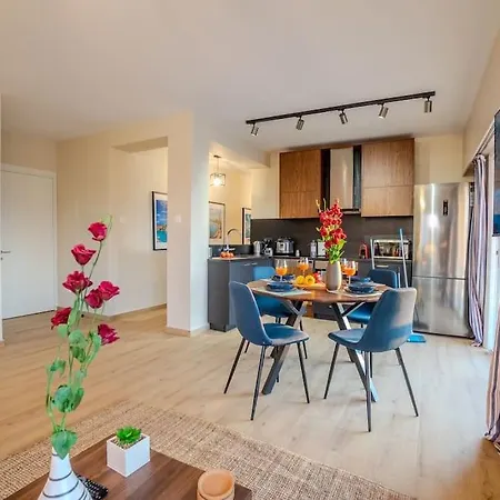Two Bedroom Apartment, Spacious & Newly Renovated, Three Minutes From The Апартаменти