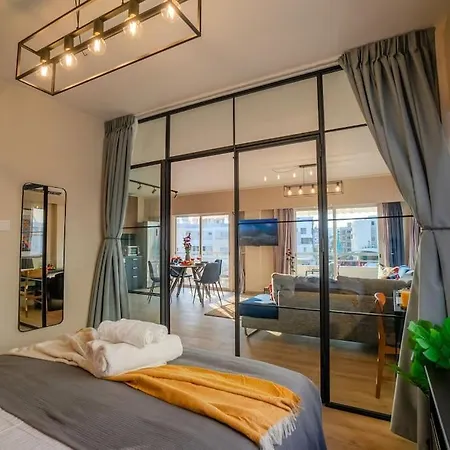 Апартаменти Two Bedroom Apartment, Spacious & Newly Renovated, Three Minutes From The Лімасол